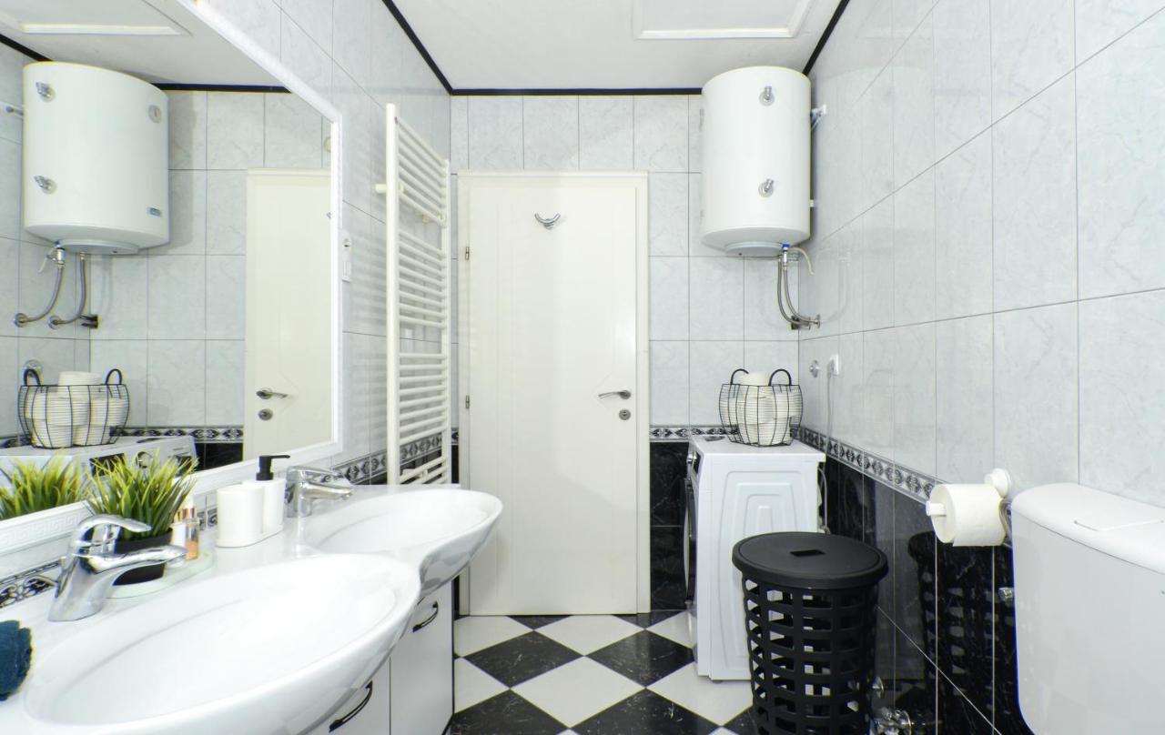 Copacabana Beach Apartments Trogir Eksteriør billede