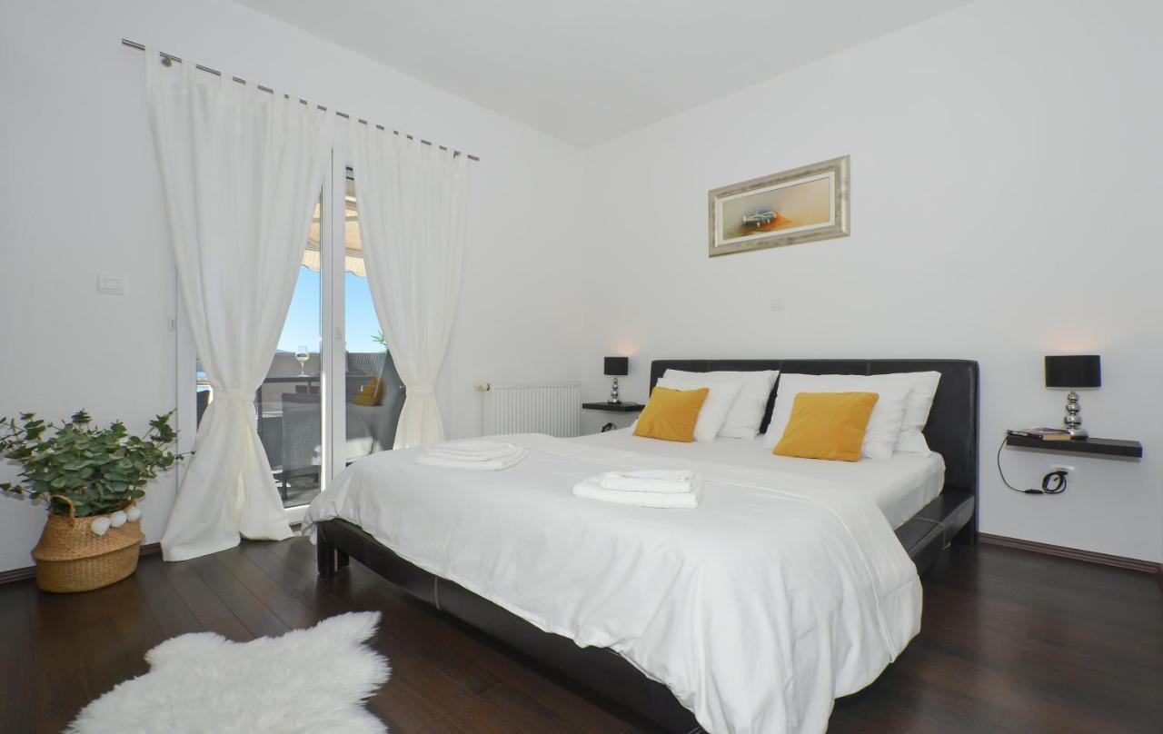 Copacabana Beach Apartments Trogir Eksteriør billede