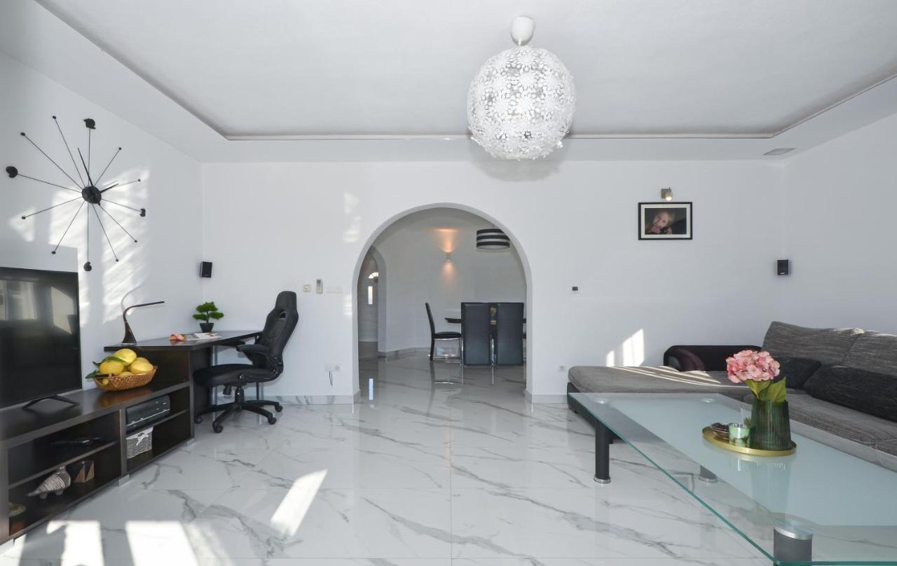 Copacabana Beach Apartments Trogir Eksteriør billede