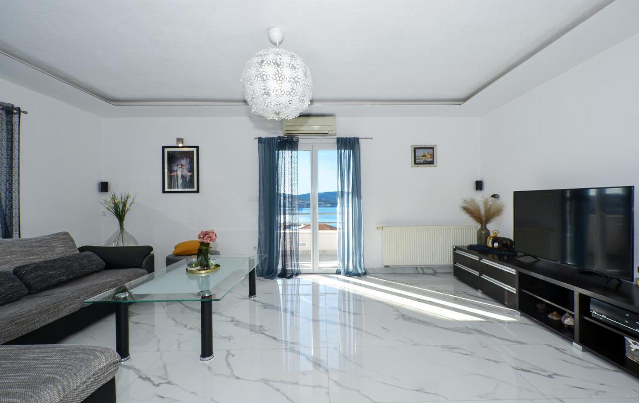 Copacabana Beach Apartments Trogir Eksteriør billede