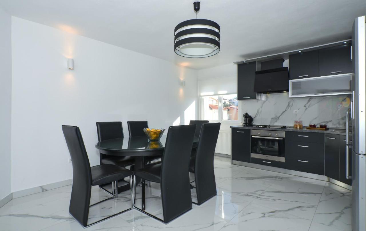 Copacabana Beach Apartments Trogir Eksteriør billede